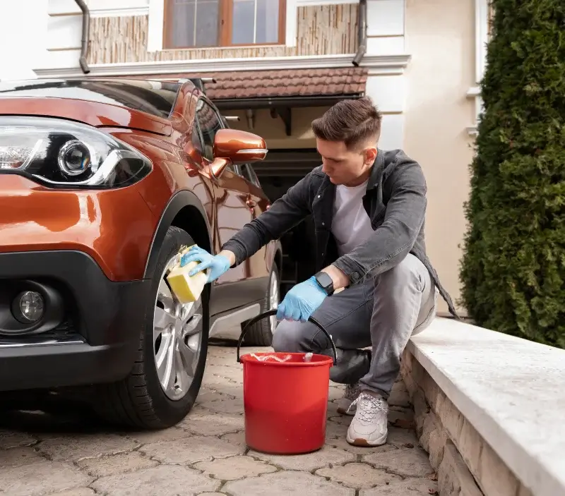 Lavage auto à domicile Eyres-Moncube : professionnel intervenant sur un véhicule
